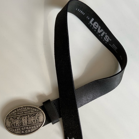 Levi’s Jeanswear Genuine Leather belt with Embossed Pewter Belt Buckle NWOT - Picture 1 of 7